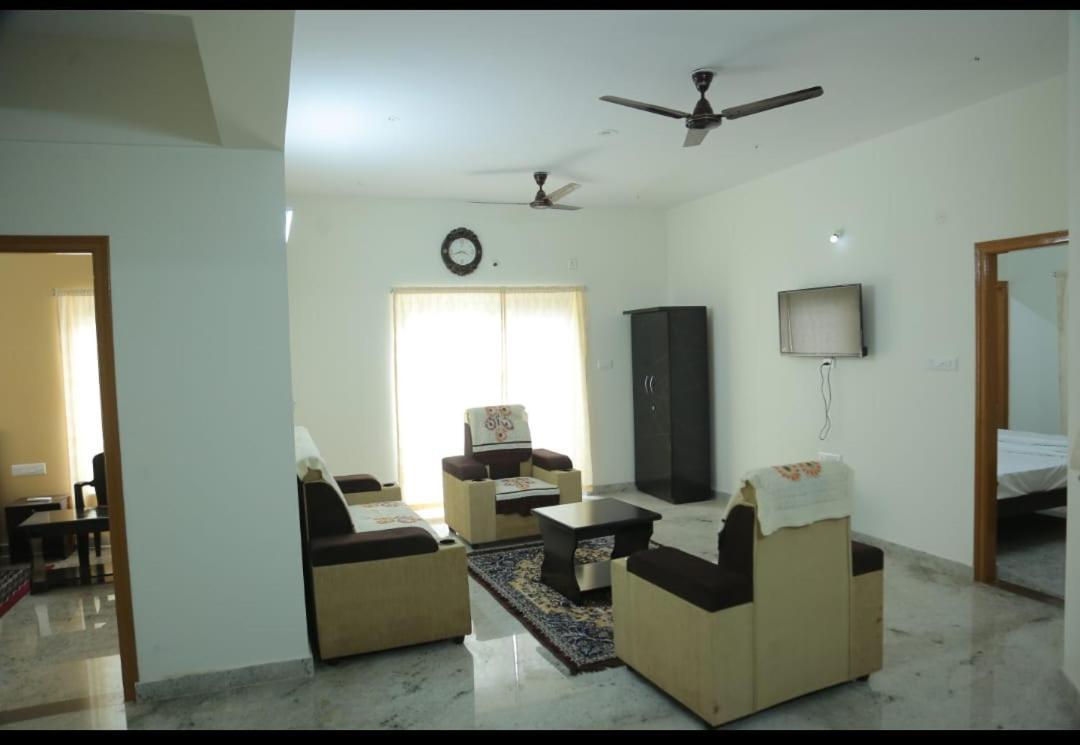 S V Home Stay Tirupati Bagian luar foto